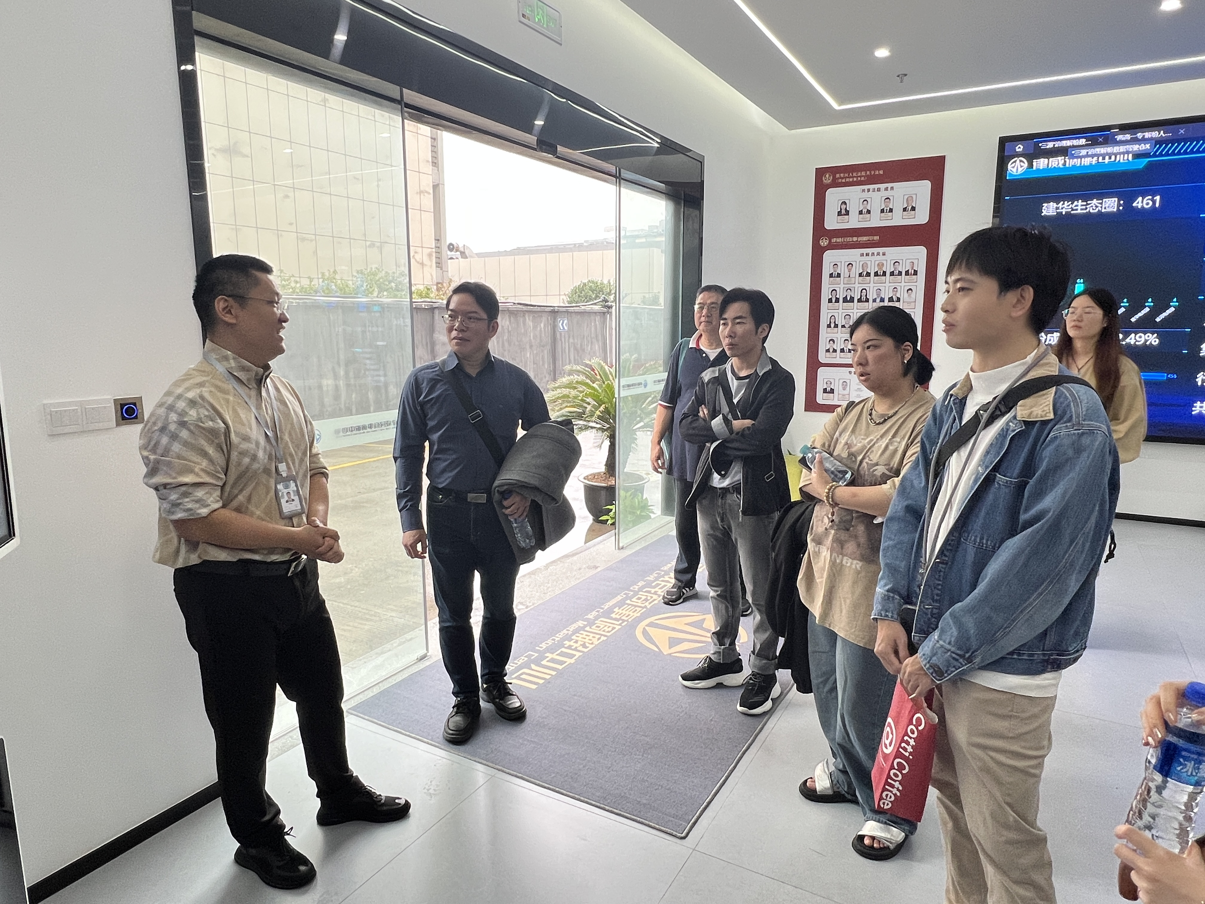 高雄青年大學(xué)生交流團(tuán)到律威民商事調(diào)解中心參觀學(xué)習(xí)