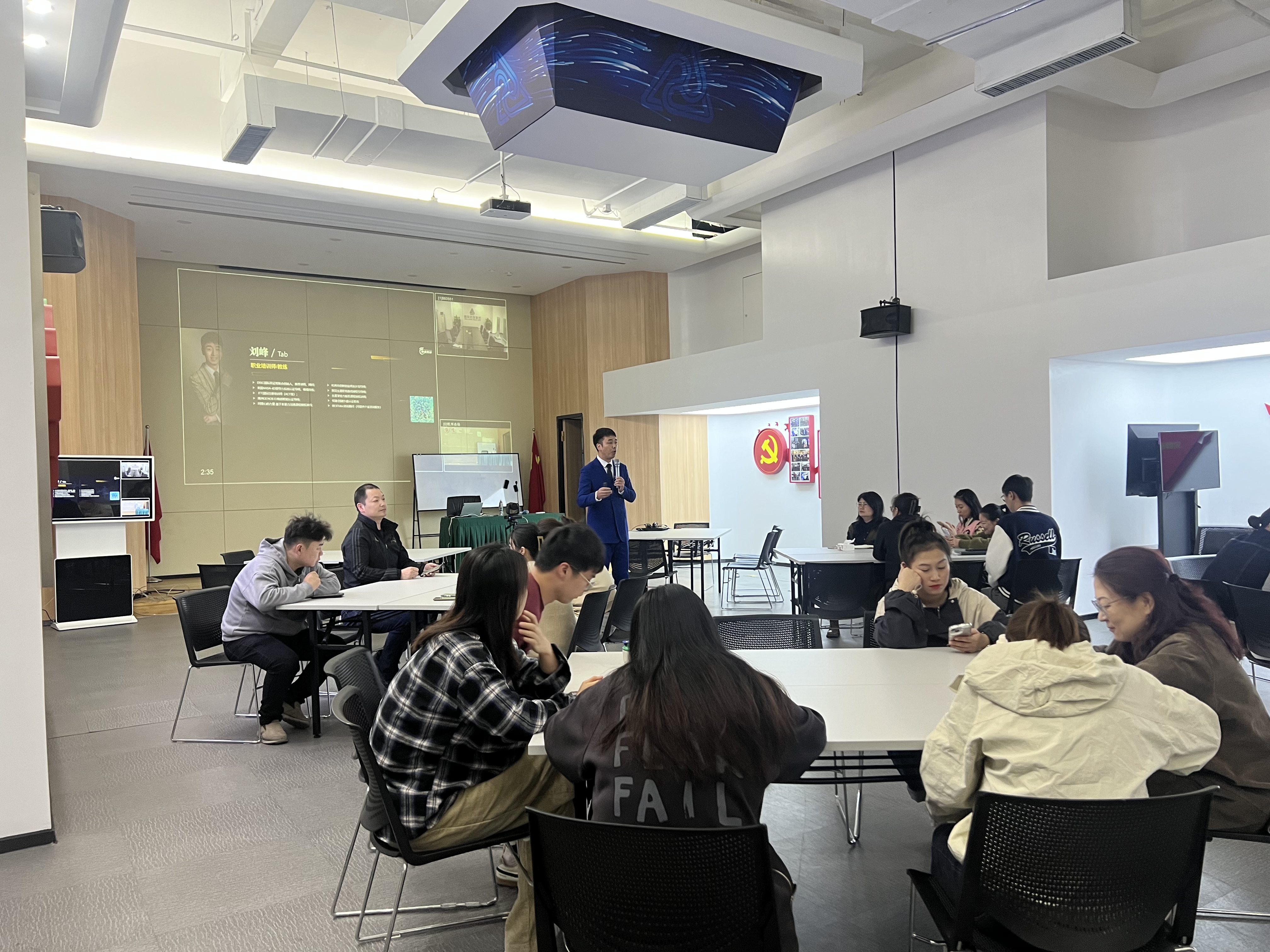 建華文創(chuàng)集團(tuán)開展創(chuàng)新思維與創(chuàng)新管理培訓(xùn)