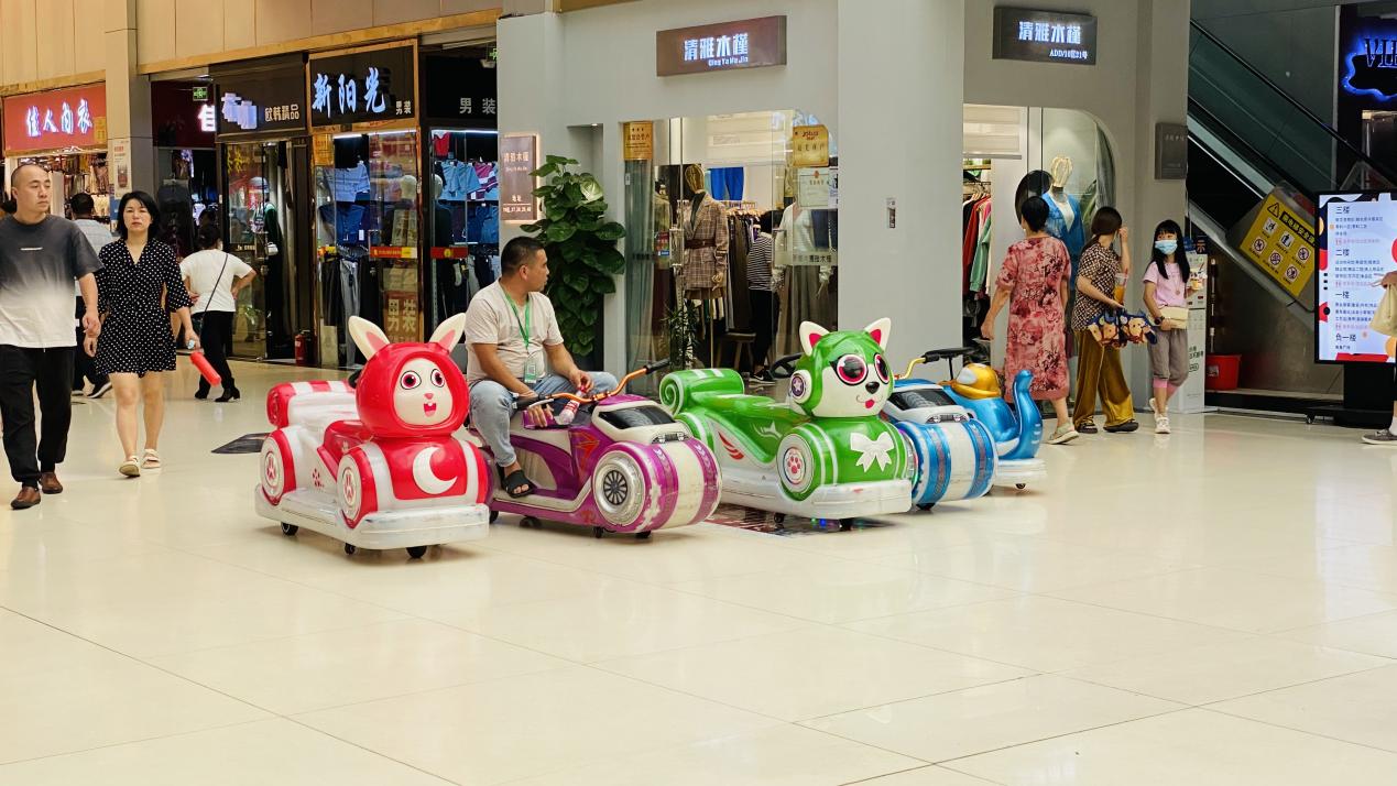兒童游樂車現(xiàn)身錢江商城，深受小朋友青睞