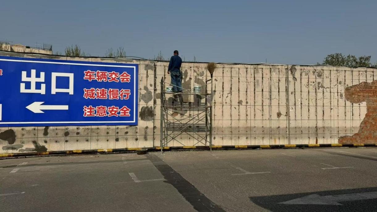 錢江商城三樓停車場(chǎng)墻開展面修補(bǔ)工作