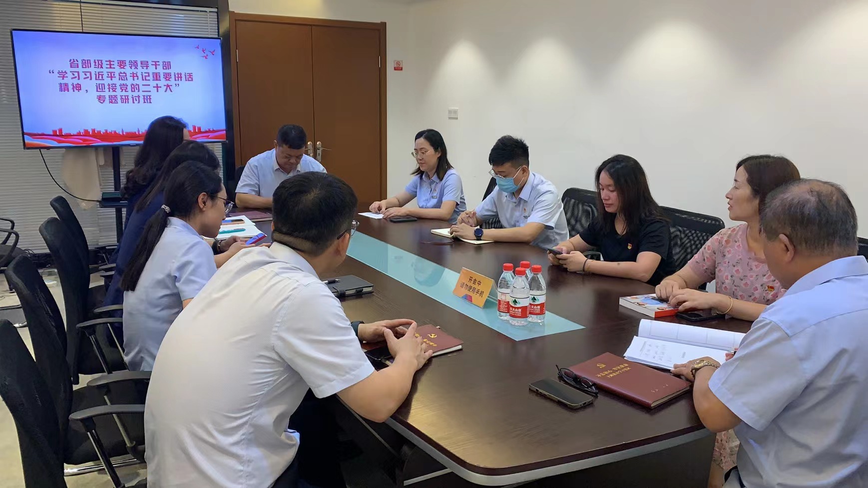 水晶城開(kāi)展8月黨員固定活動(dòng)會(huì)議