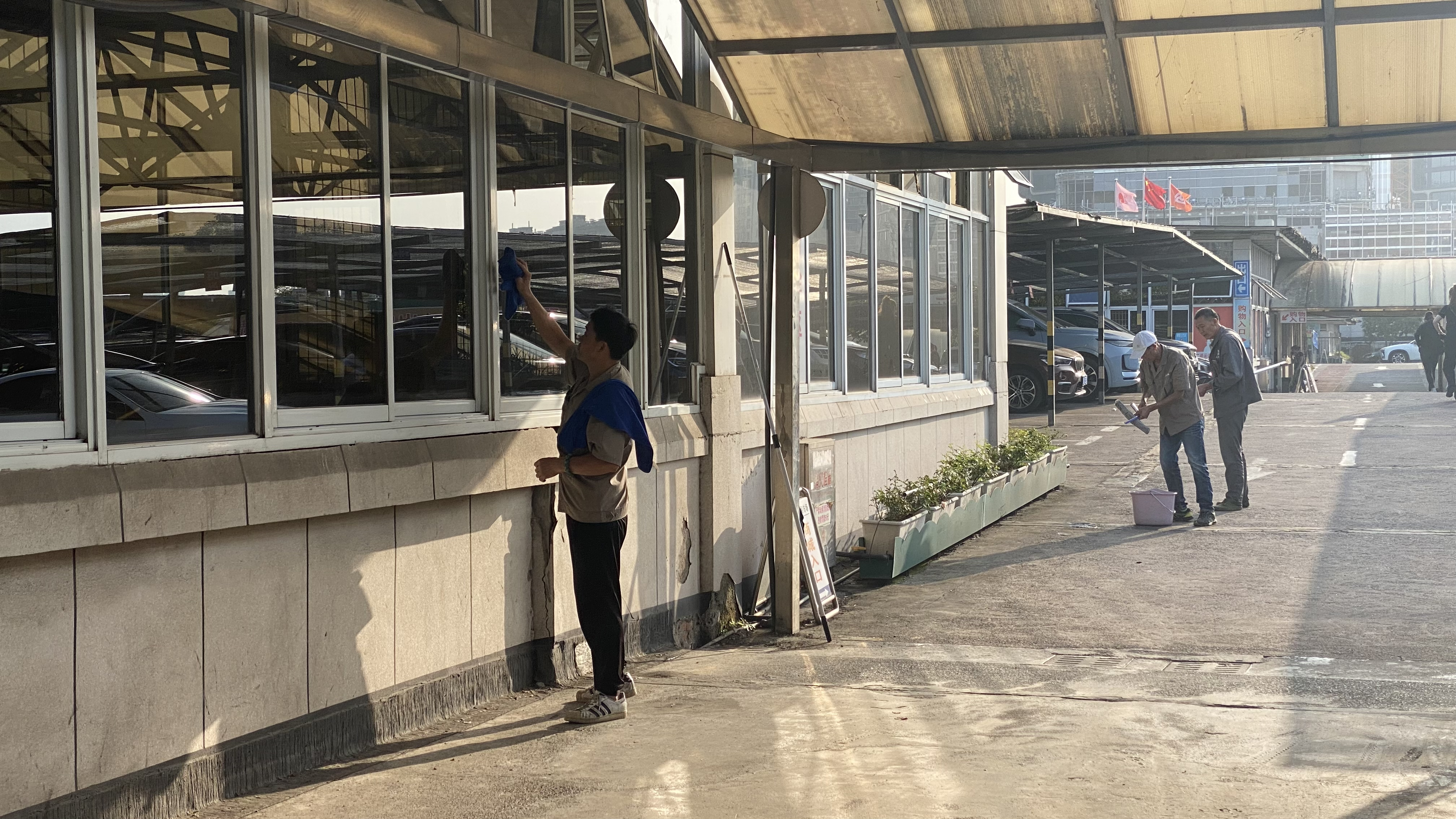 錢江商城開(kāi)展外圍玻璃窗的清洗工作