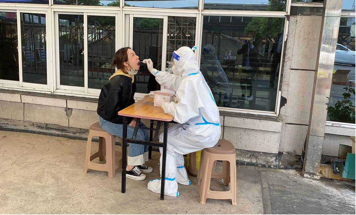 錢(qián)江商城就可做核酸檢測(cè) 便民服務(wù)點(diǎn)讓經(jīng)營(yíng)戶省時(shí)省事