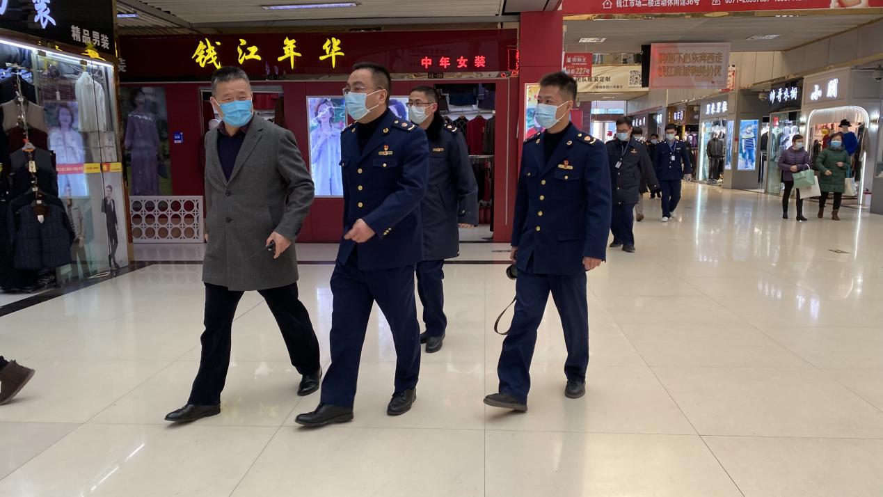 拱墅區(qū)市場監(jiān)管局趙斌局長蒞臨錢江商城開展進口商品疫情防控指導(dǎo)工作