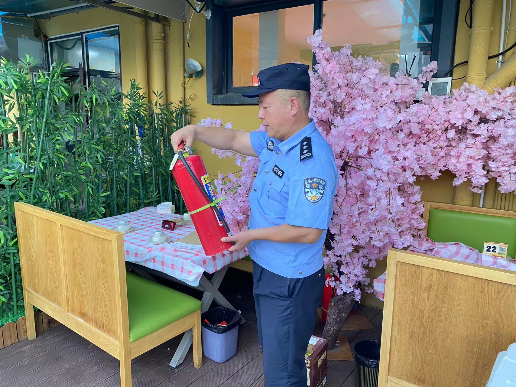 廬陽分局杏林派出所對(duì)廬陽建華文創(chuàng)園餐飲企業(yè)開展消防安全檢查