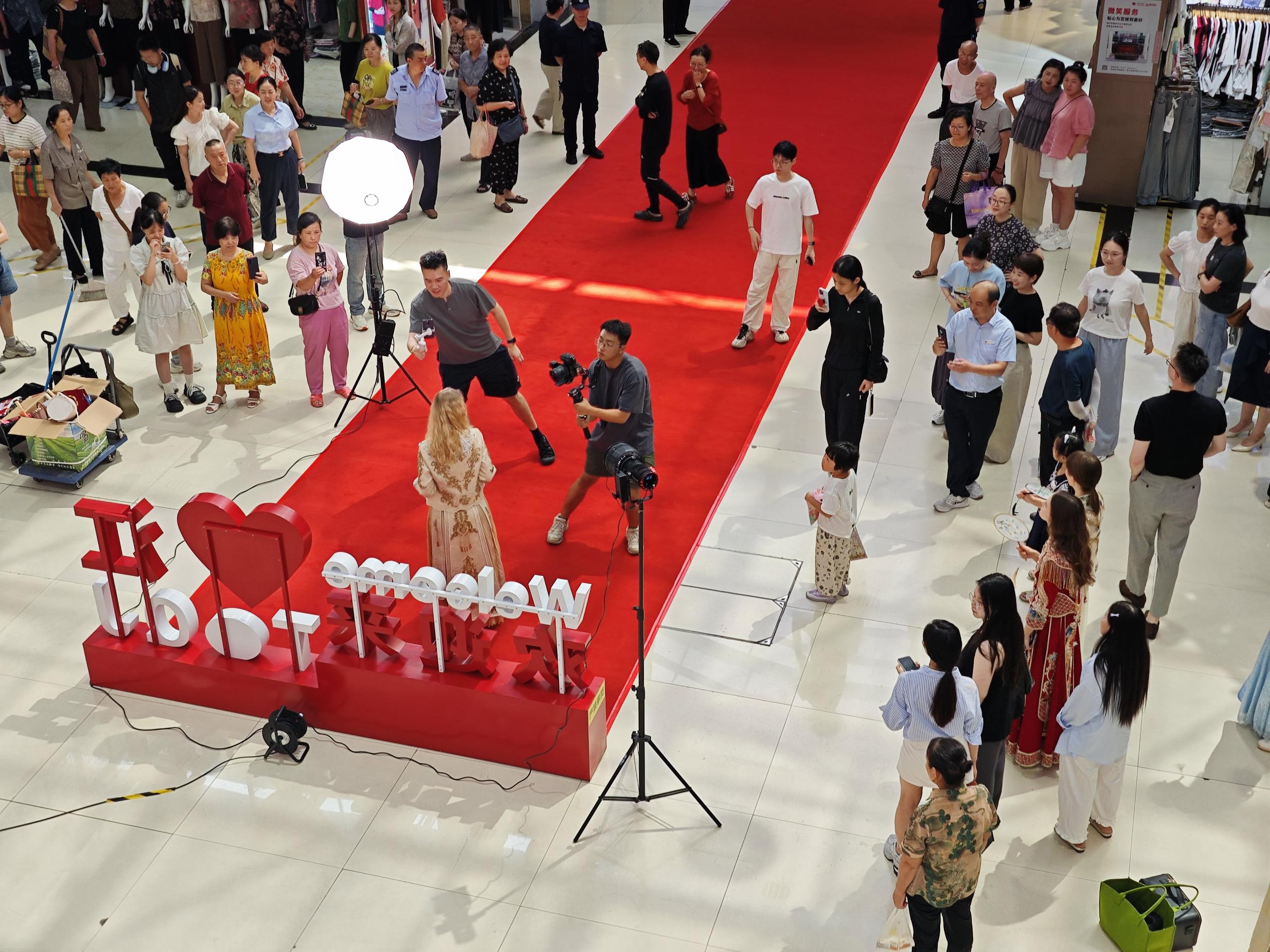 錢江商城舉辦時(shí)尚走秀，多元商品魅力盡顯