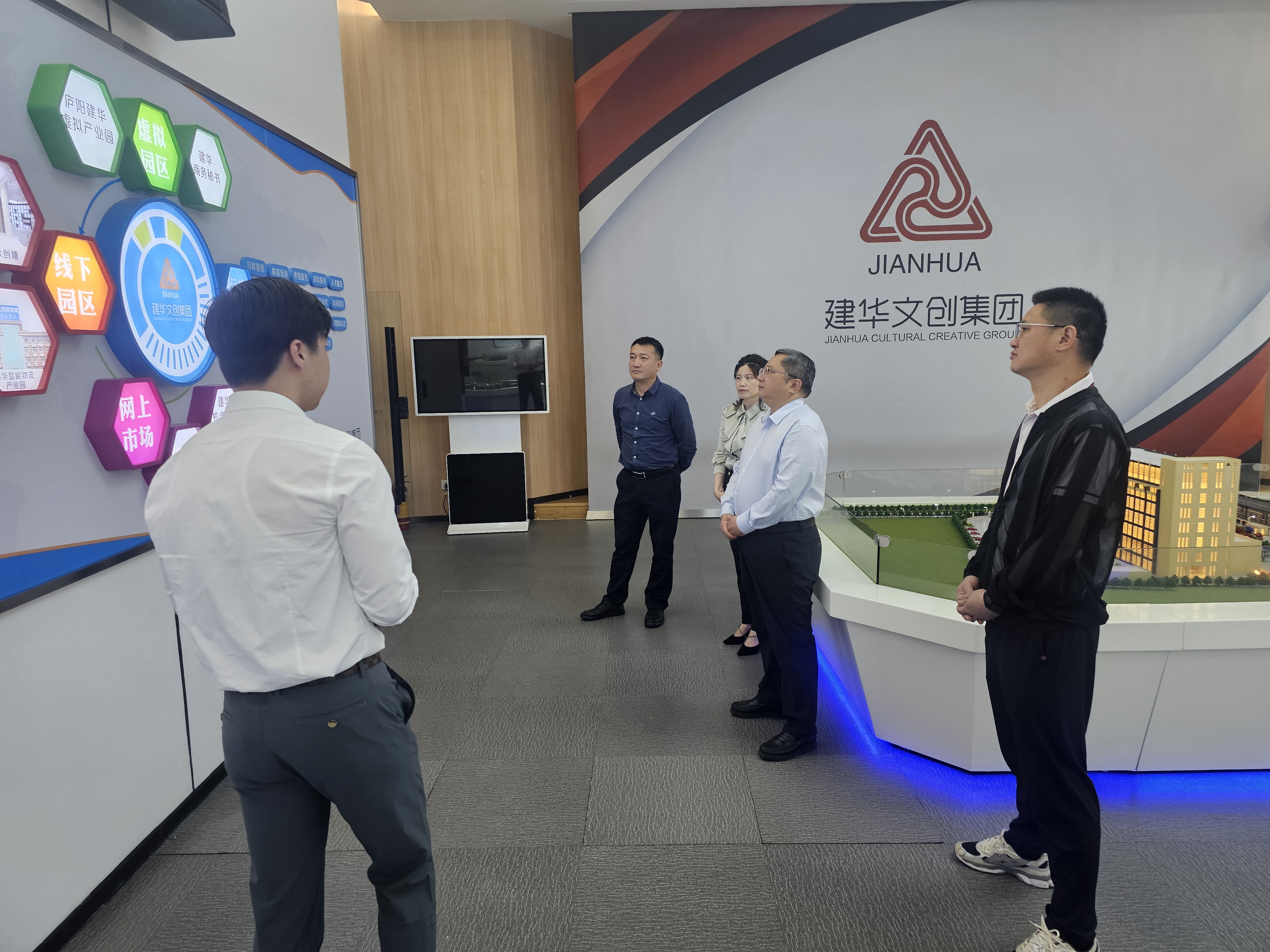 貴溪市人民政府市長(zhǎng)、經(jīng)開(kāi)區(qū)書(shū)記潘磊一行蒞臨建華文創(chuàng)集團(tuán)考察調(diào)研