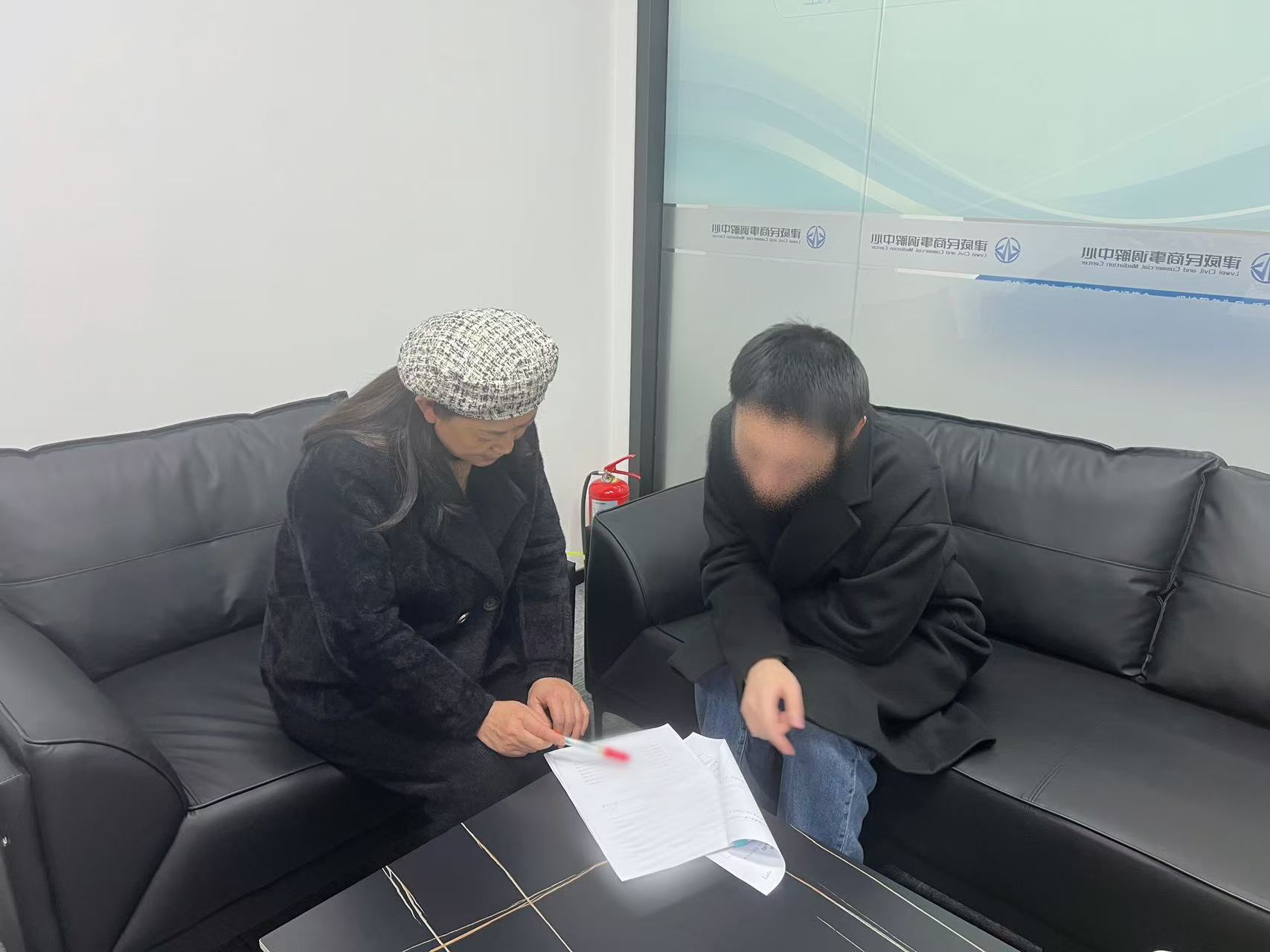 鄰里同窗債，“背靠背”調(diào)解顯溫情