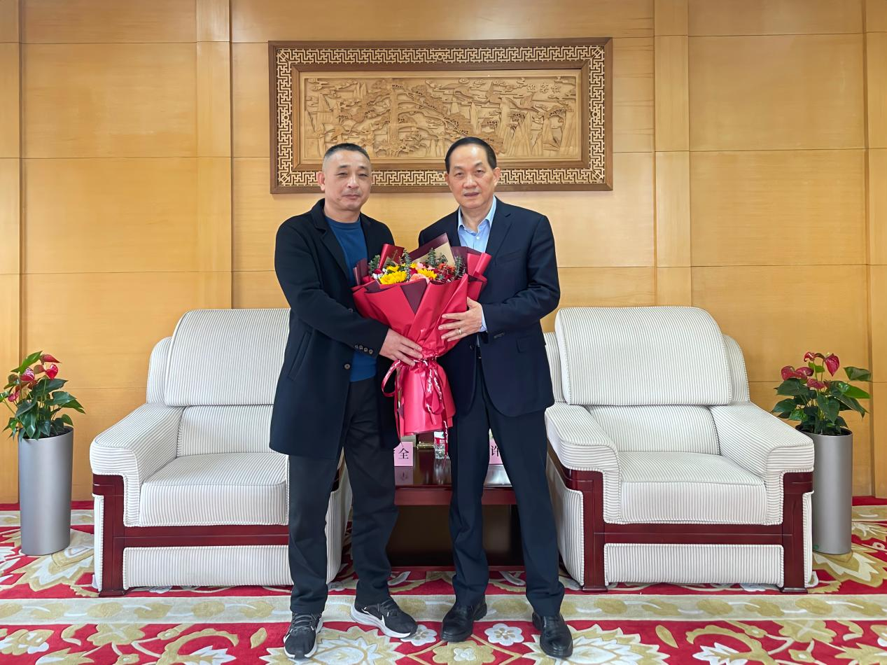 王守全主任慰問省級勞模許榮根——區(qū)總工會領(lǐng)導(dǎo)赴浙江建華集團開展新春走訪慰問活動