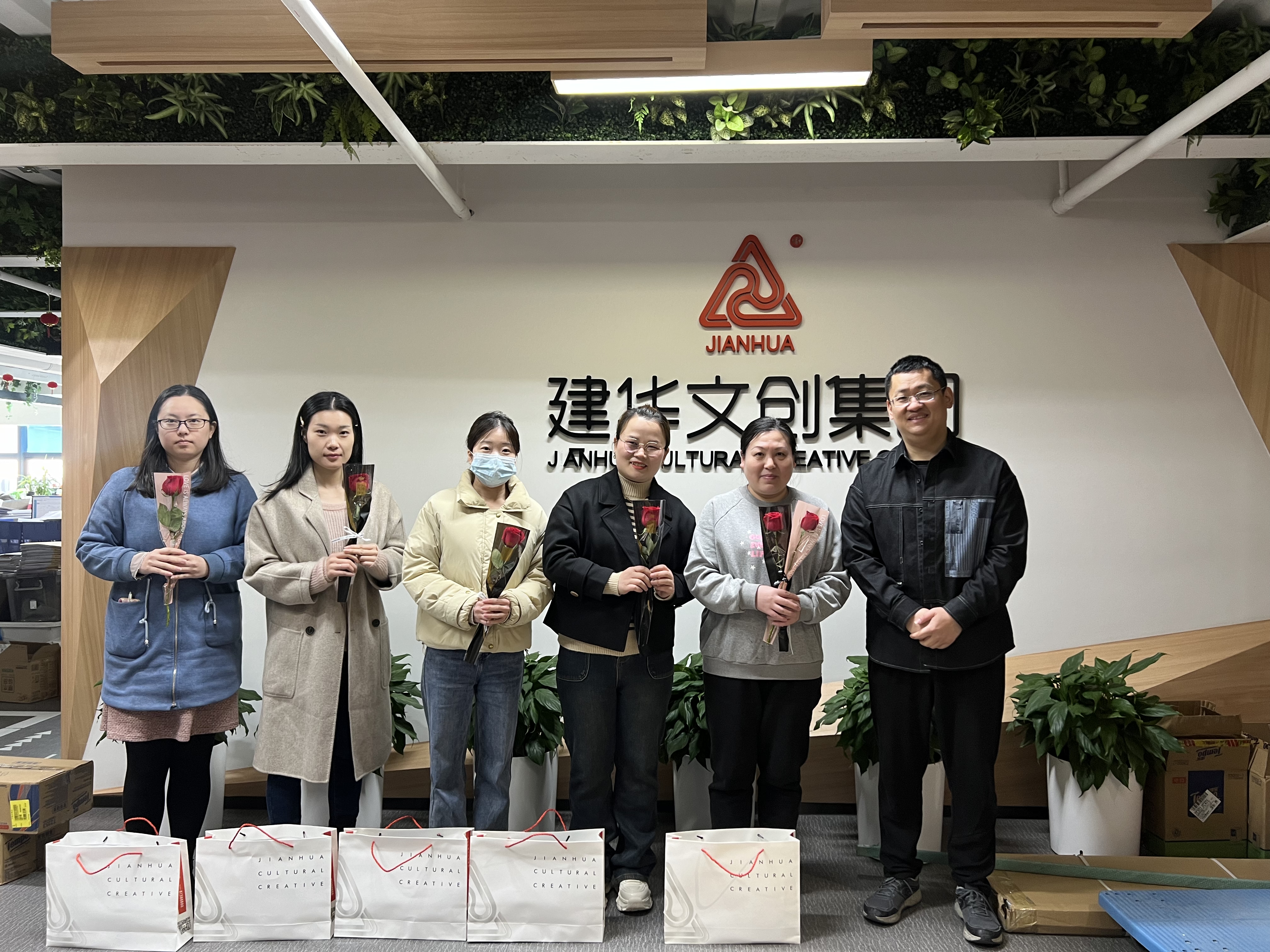 建華文創(chuàng)集團(tuán)工會開展女神節(jié)慰問活動