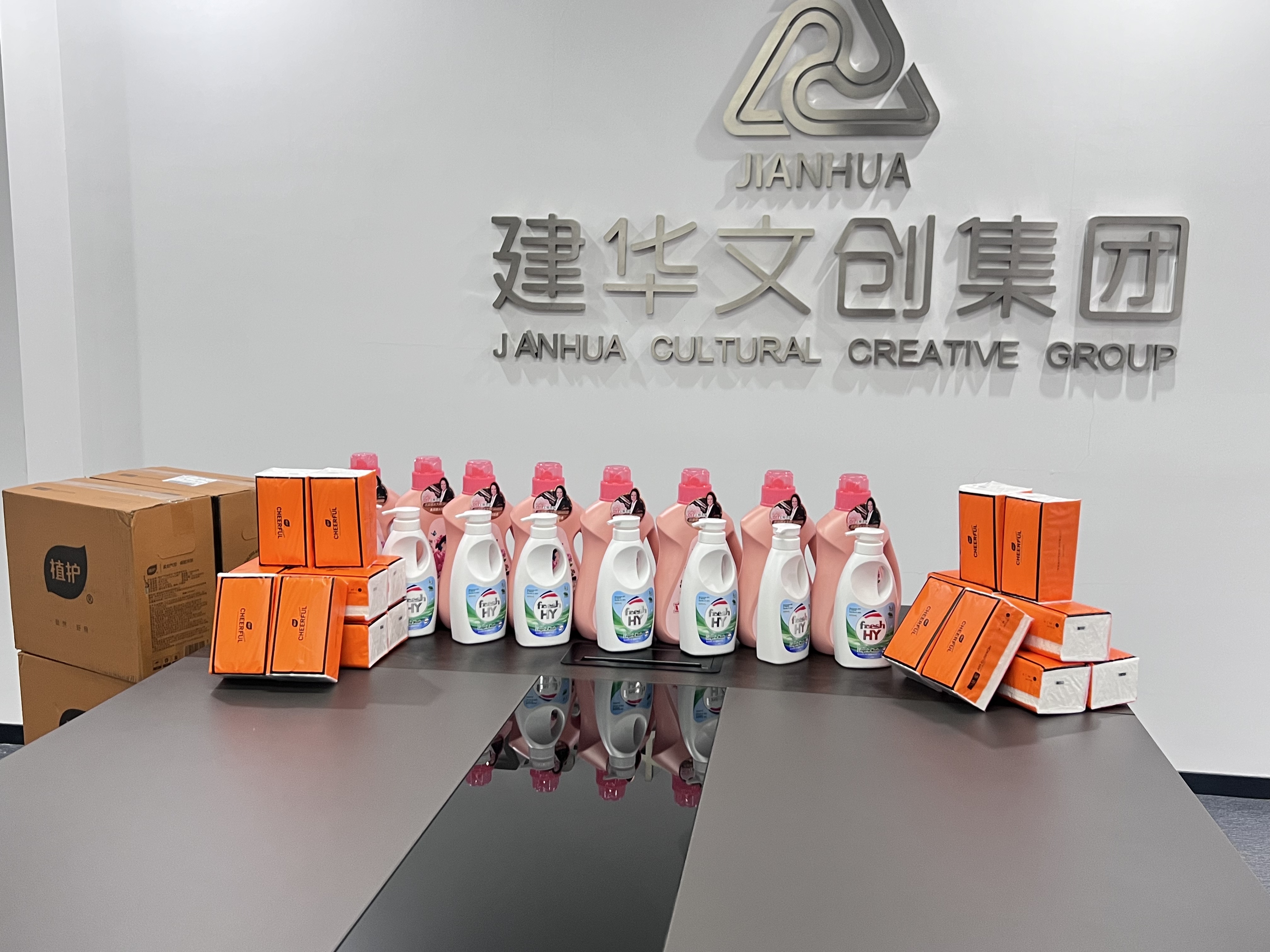 愛(ài)在春天，情暖三八——建華文創(chuàng)集團(tuán)工會(huì)為女職工發(fā)放暖心福利