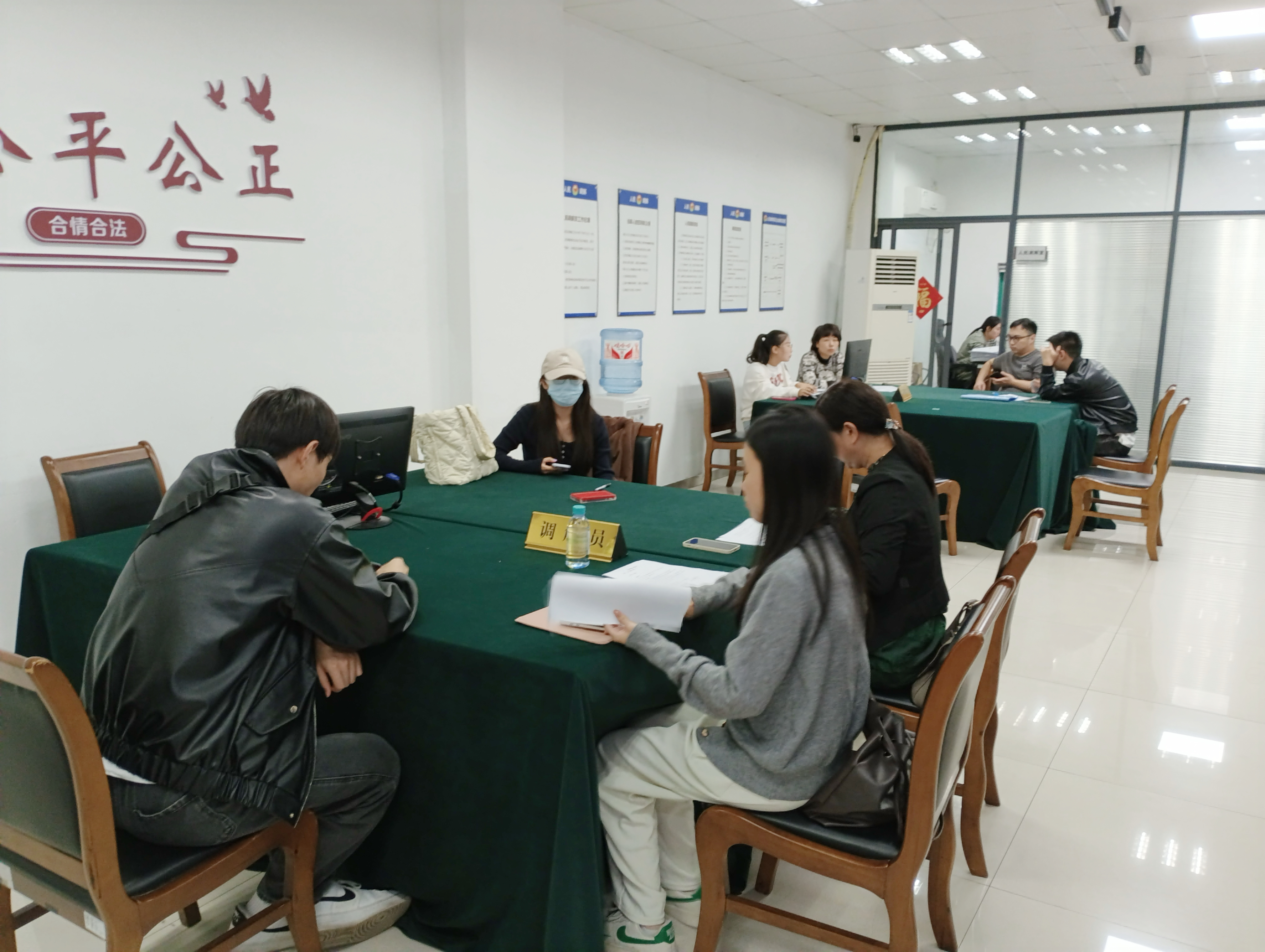 調(diào)解顯溫情，商業(yè)洪流中的信任與重生