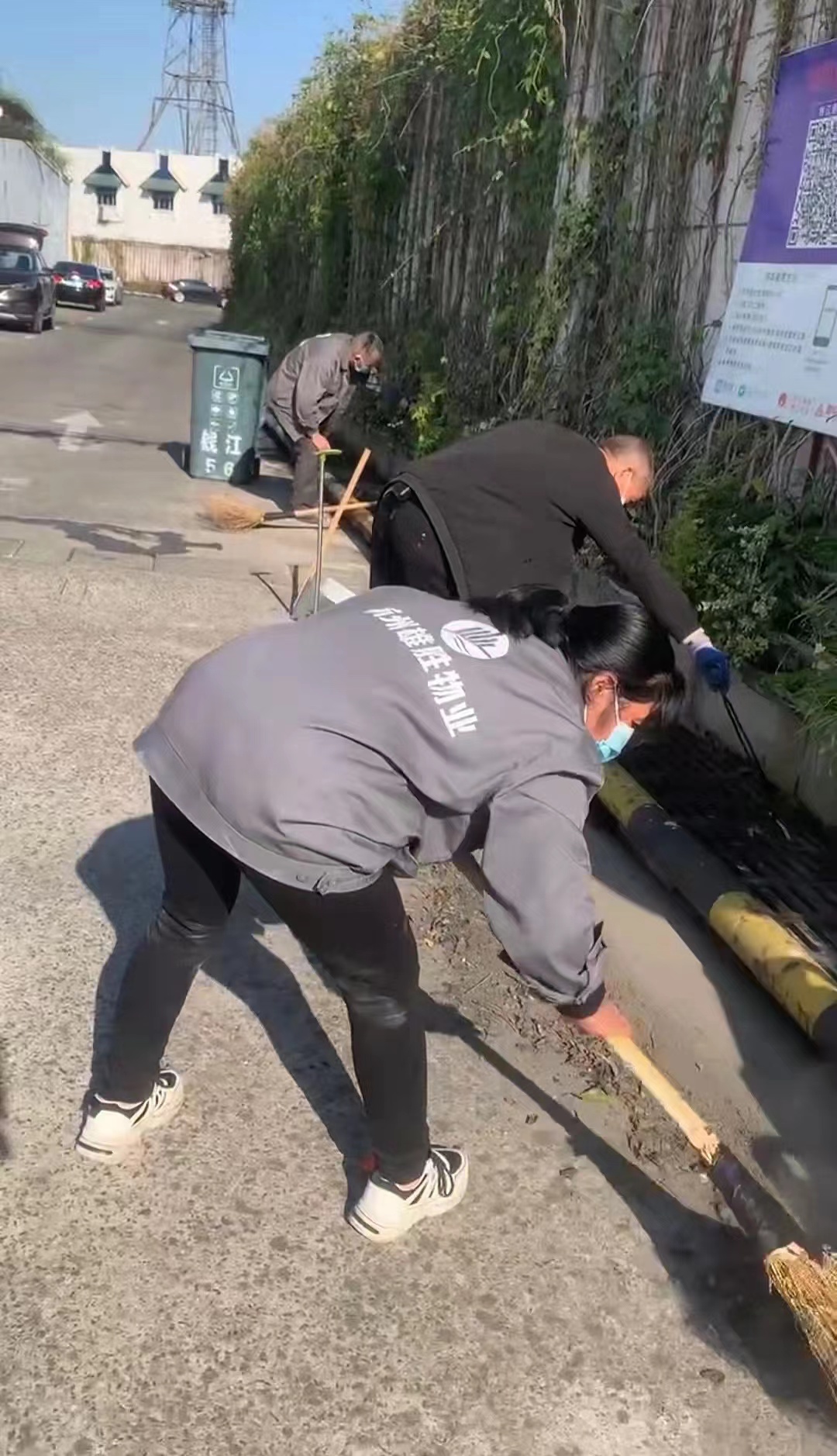 錢江商城開展停車場(chǎng)排水口清理工作