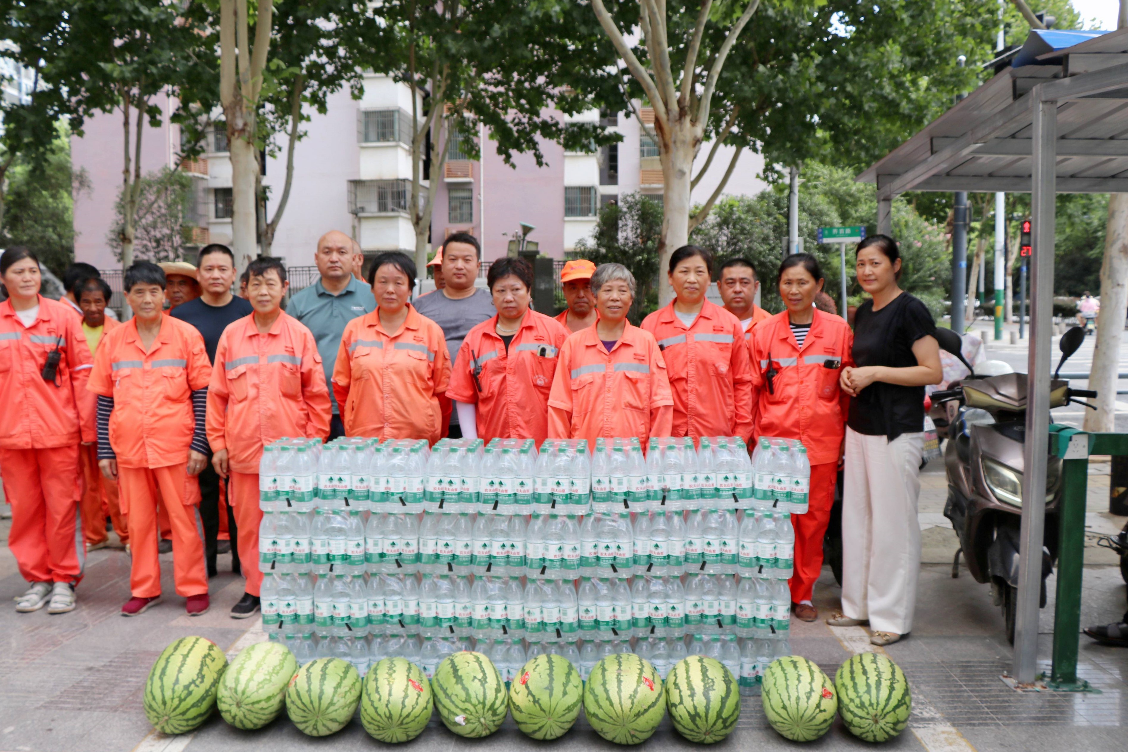  酷暑送清涼，關(guān)愛(ài)顯擔(dān)當(dāng)——廬陽(yáng)建華文創(chuàng)園攜手愛(ài)心企業(yè)開(kāi)展夏日送清涼活動(dòng)