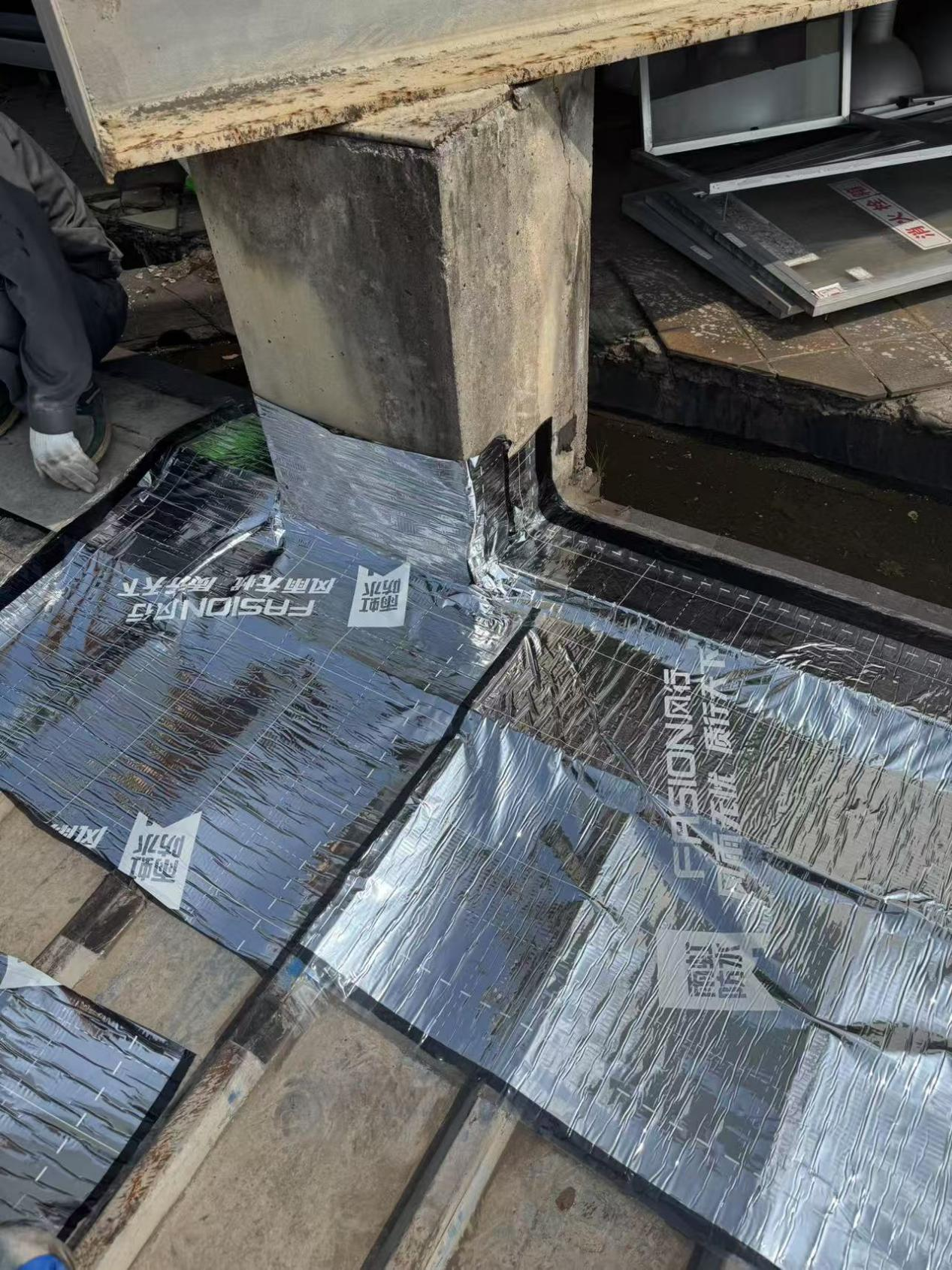 汗水澆筑安全線：錢江商城維修班高效完成防漏修補(bǔ)