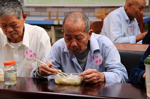 建華文創(chuàng)園黨支部團委走訪慰問七古登社區(qū)老人 (6).jpg